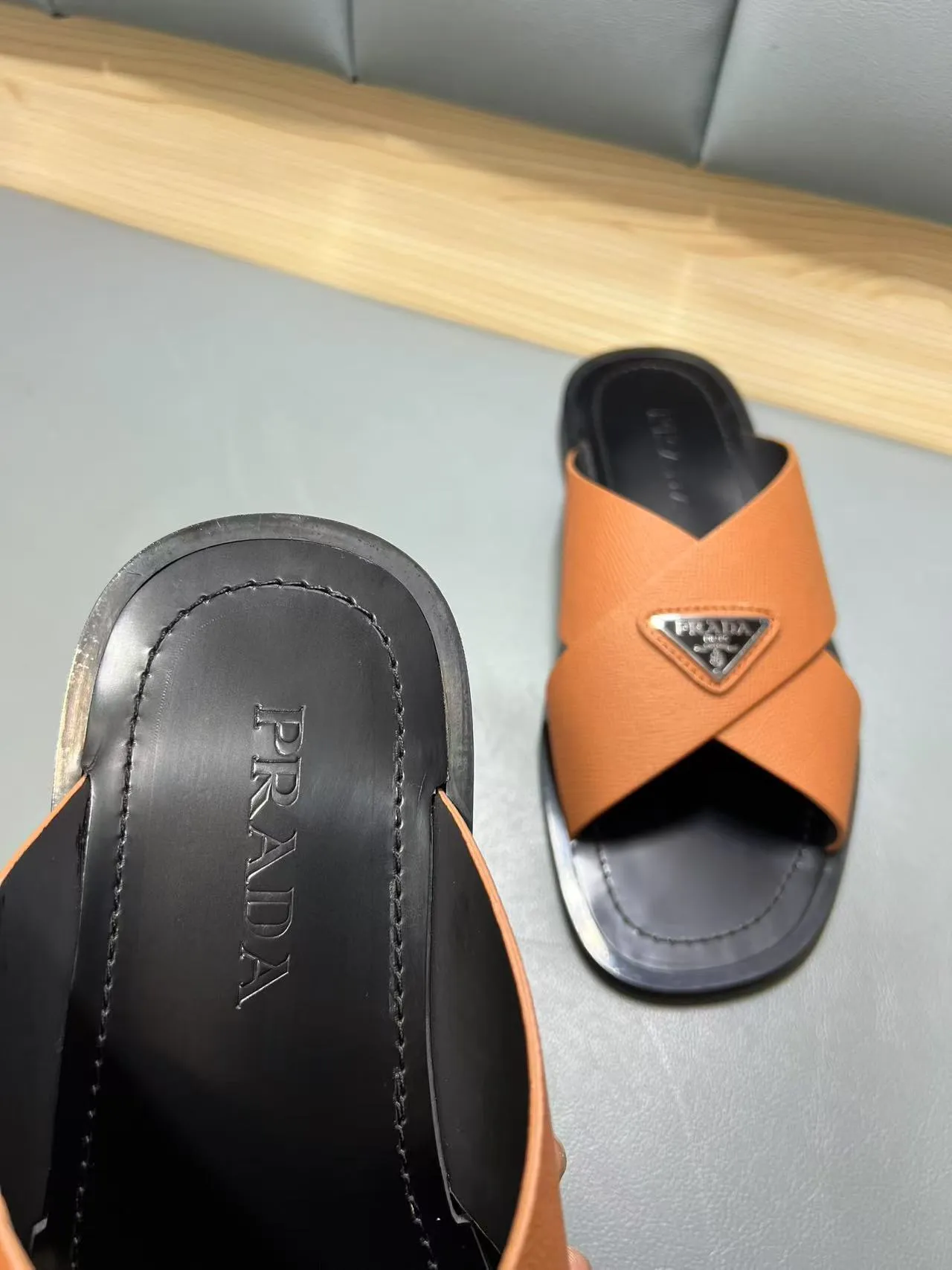 340💰PRADA Prada’s latest slippers are synchronized with the official website. This slipper is made of the brand’s unique and iconic Saffiano leather. The brand logo jumps out from the double straps, and the brand style is clearly visible. Cowhide gives men elegant charm and functional design, making it an ideal choice for vacation and leisure. Size:38-45